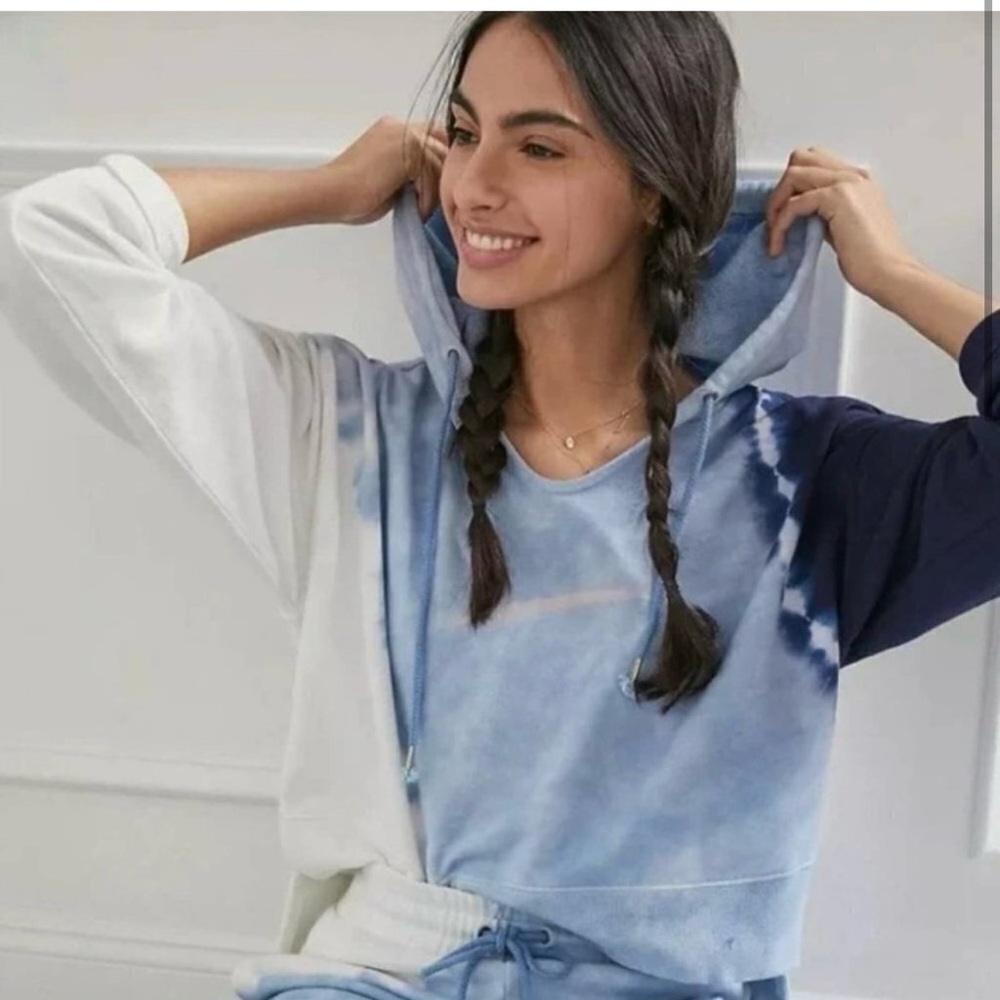 L Space NWT size S sweatshirt white, blue, light blue tie dye.